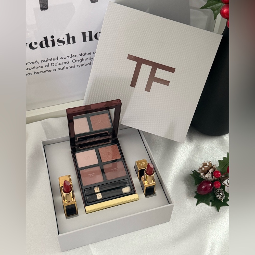 TOM FORD Classics Eye Color
Quad & Lip Color Mini Deluxe Gift Set